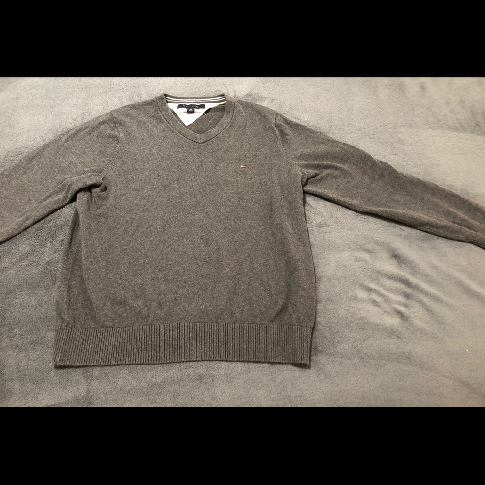 {x2 HP🥳} Men’s * Tommy Hilfiger * Gray Sweater - Picture 2 of 8